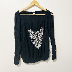Torrid cold shoulder embroidered motif blouse 00 L
